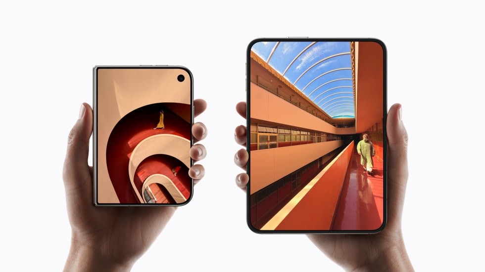 閉じた状態のiPhone Duoと、開いた状態のiPhone Duoを並べて持っている写真